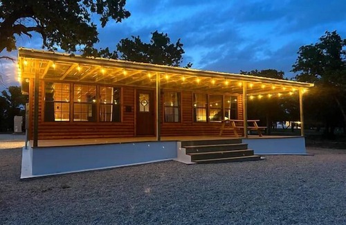 Albany Cabina | The Reel Deal on Hubbard Shores