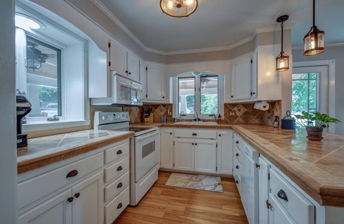 Belmont Casa | The Regatta-Waterfront Gem with Breathtaking Views & Guest House