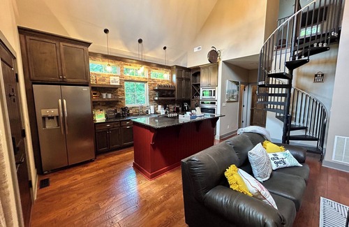 Lucas Casa | The Retreat at Eagles Landing. Cozy cabin in a beautiful and gated neighborhood,