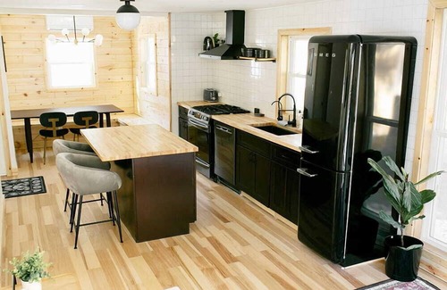 Greentown Cabina | The Rex Hotel