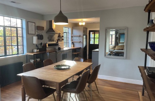 Bellevue Apartamento | The Richmond Rest...Sunny, open floor plan with parking and pet friendly.