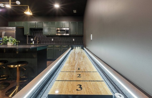 Chaplin Cama Y Desayuno | The Ridgemont Reserve-Lux Retreat-100"TV-Pool Table-Hot Tub-Sauna-Games