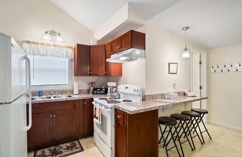 Geneva-on-the-Lake Cabaña | The Riesling Cottage - GOTL Strip - Cozy & Quaint