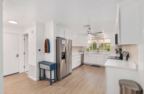 Crystal Shores Casa | "The River House" Dock, Kayaks, Hot Tub + so much more