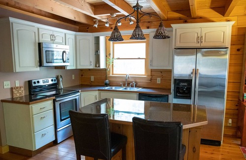 Vein Mountain Casa | The Robsen Cabin. 1hr from Asheville, Lakeside Secluded Cabin