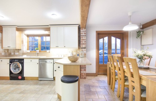 Gravesend Casa | The Roost Group - 29 Guests - Two Luxury Barns