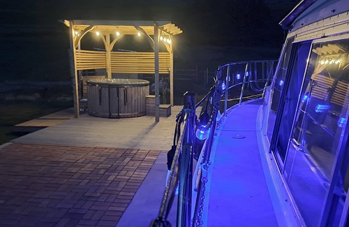 Mawr Alquiler De Eote | The Rose 37ft Lakeside Yacht inc Hot Tub