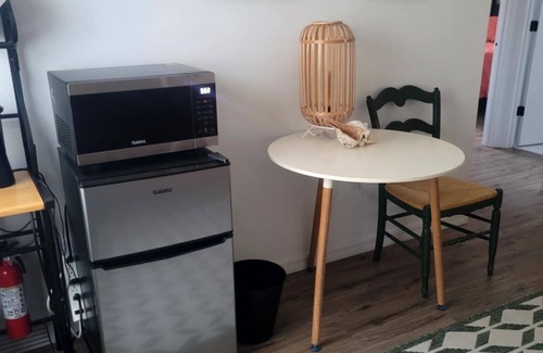 Polk City Apartamento | The Rose and Crown Inn is a 2-bedroom apartment with WiFi and AC in Polk City Fl