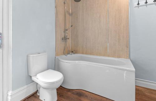 Newport Casa | The Royal Stay at Queens Hill Sleeps 10