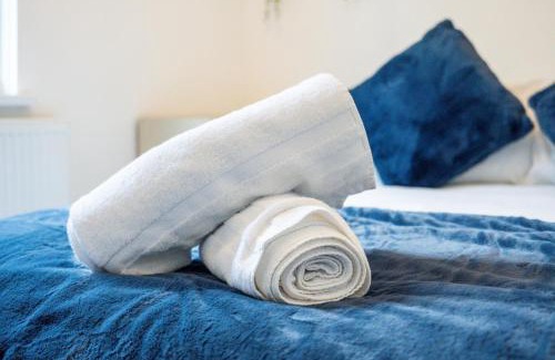 Newport Casa | The Royal Stay at Queens Hill Sleeps 10