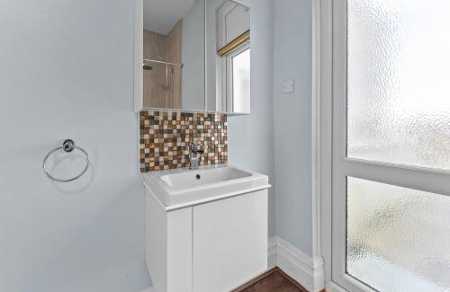 Newport Casa | The Royal Stay at Queens Hill Sleeps 10