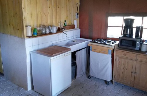 Mazan Alquiler De RV | La tienda de safari tiene una cocina, cuarto de baño y privado situado en un campo de 2500m2.