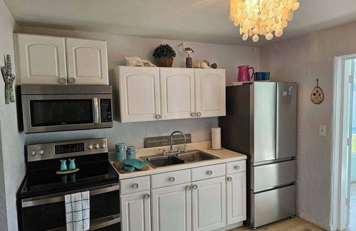 Ormond-by-the-Sea Casa | THE SALTY MERMAID COTTAGE, Pet Friendly, 1/2 block from the Beach