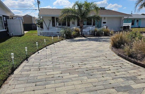 Ormond-by-the-Sea Casa | THE SALTY MERMAID COTTAGE, Pet Friendly, 1/2 block from the Beach