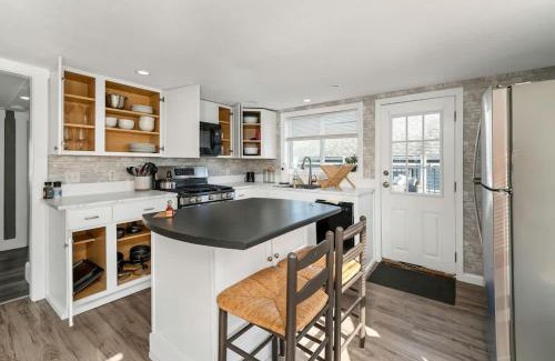 Hampton Apartamento | The Salty Oyster - Amazing Deck and Short Walk to beach