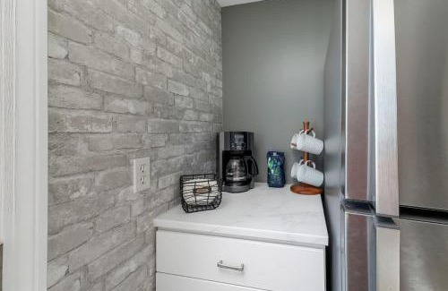 Hampton Apartamento | The Salty Oyster - Amazing Deck and Short Walk to beach