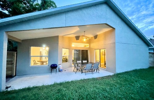 Sanford Casa | The Sanford Ave House with fully-fenced yard