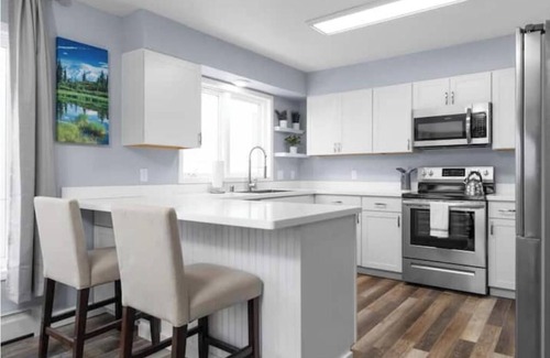 Tudor Area Casa | The Scenic Alaskan Venture Home [B]