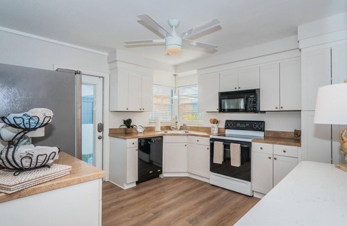 Redington Shores Casa | The Seagull beach cottage is steps to the beach.