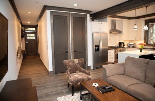 Lakeside Village Condominio | The Seasons 1818 2 Bedroom Condo by RedAwning