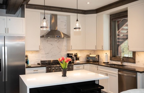 Lakeside Village Condominio | The Seasons 1818 2 Bedroom Condo by RedAwning