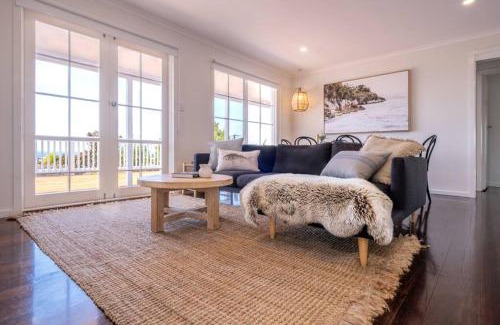 Bicheno Casa | The Shack - Sunny Beach House Sweeping Water Views