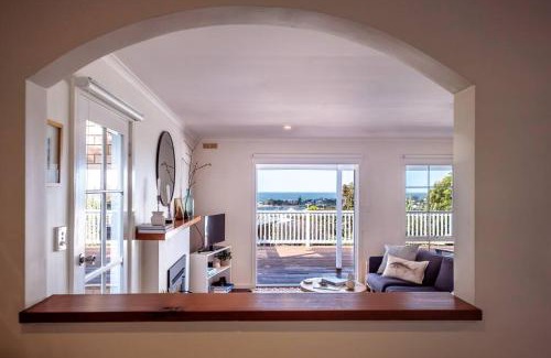Bicheno Casa | The Shack - Sunny Beach House Sweeping Water Views