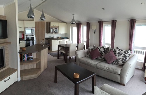 Mudeford Chalet De Esquí | The Shed - un lodge de arena que tiene capacidad para 4 personas en 2 habitaciones