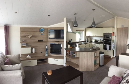 Mudeford Chalet De Esquí | The Shed - un lodge de arena que tiene capacidad para 4 personas en 2 habitaciones