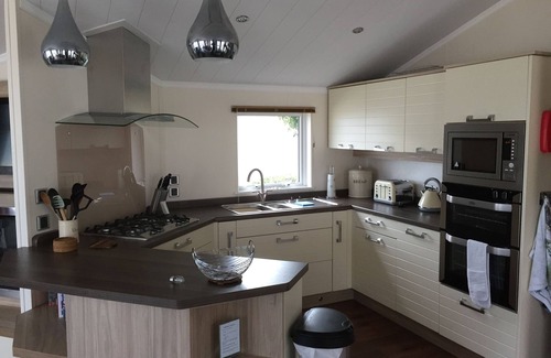 Mudeford Chalet De Esquí | The Shed - un lodge de arena que tiene capacidad para 4 personas en 2 habitaciones