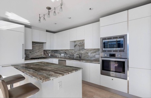 Lower Lonsdale Apartamento | The Shipyards Penthouse