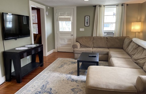 Milford Casa | The Shire - Charming home, 5 minutes to Dreams Park, walk to park, brewery, deli