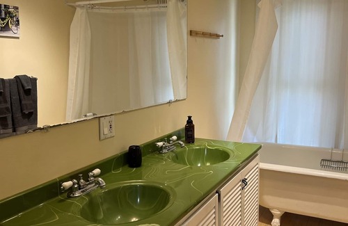 Milford Casa | The Shire - Charming home, 5 minutes to Dreams Park, walk to park, brewery, deli