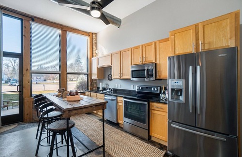 South Haven Condominio | The Shoreline Vibe | Brand New Downtown SoHa Loft | Pool/Hot Tub | Movie Theater