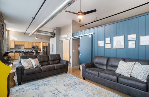 South Haven Condominio | The Shoreline Vibe | Brand New Downtown SoHa Loft | Pool/Hot Tub | Movie Theater