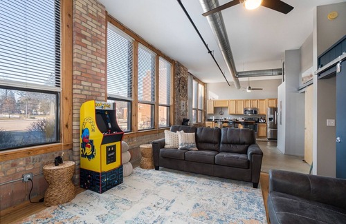 South Haven Condominio | The Shoreline Vibe | Brand New Downtown SoHa Loft | Pool/Hot Tub | Movie Theater