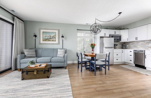 Acme Condominio | The Shores Lake View Condo Unit 5689