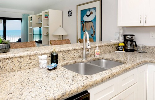 Redington Shores Condominio | The Shores, updated Beach Front Condo, balcony with direct Gulf view, pool.