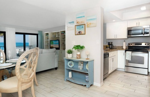 Redington Shores Condominio | The Shores, updated Beach Front Condo, balcony with direct Gulf view, pool.