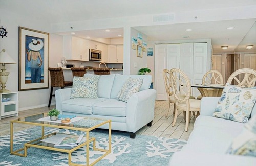 Redington Shores Condominio | The Shores, updated Beach Front Condo, balcony with direct Gulf view, pool.