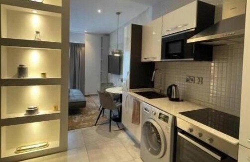 East Legon Apartamento | The Signature Hotel queen studio with balcony #8