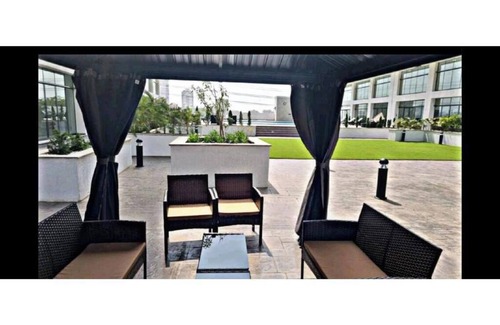 East Legon Apartamento | The Signature Hotel queen studio with balcony #8