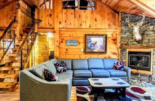 Townsend Casa | The Skinners Cabin Hot Tub Fireplace Grill