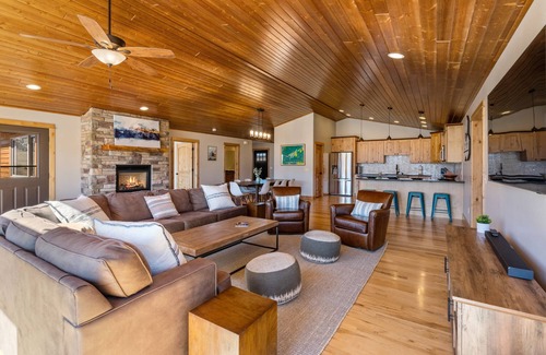 Wineglass Casa | The Skyhawk Lodge - Wonderful home with incredible views on 10 acres!