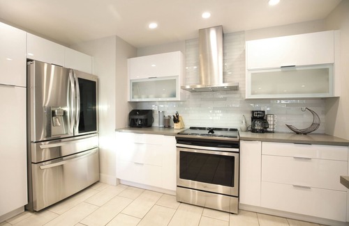 Chatsworth Casa | The Skyline: HOT TUB / Views / Firepit / Chic 3BR