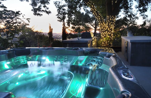 Chatsworth Casa | The Skyline: HOT TUB / Views / Firepit / Chic 3BR