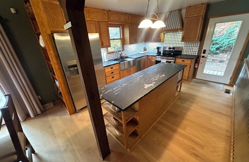 Canton Cabina | The Skylodge at Lake Logan! Mountain top Cabin Amazing Views Hot Tub Fireplace!