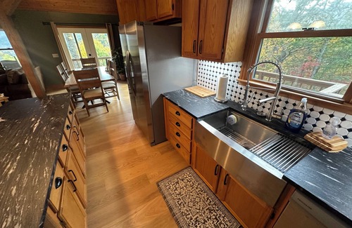 Canton Cabina | The Skylodge at Lake Logan! Mountain top Cabin Amazing Views Hot Tub Fireplace!