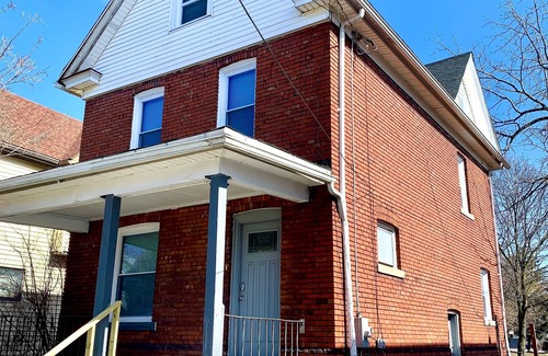 Niagara Falls Villa | The Southside Villa - With Private Yard & Parking, Near Falls & Casino by Niagara Hospitality