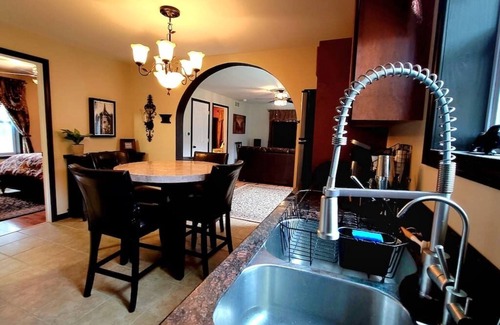 Old Town Apartamento | The Sovereign Suite - Cozy/Convenient/Home Theater